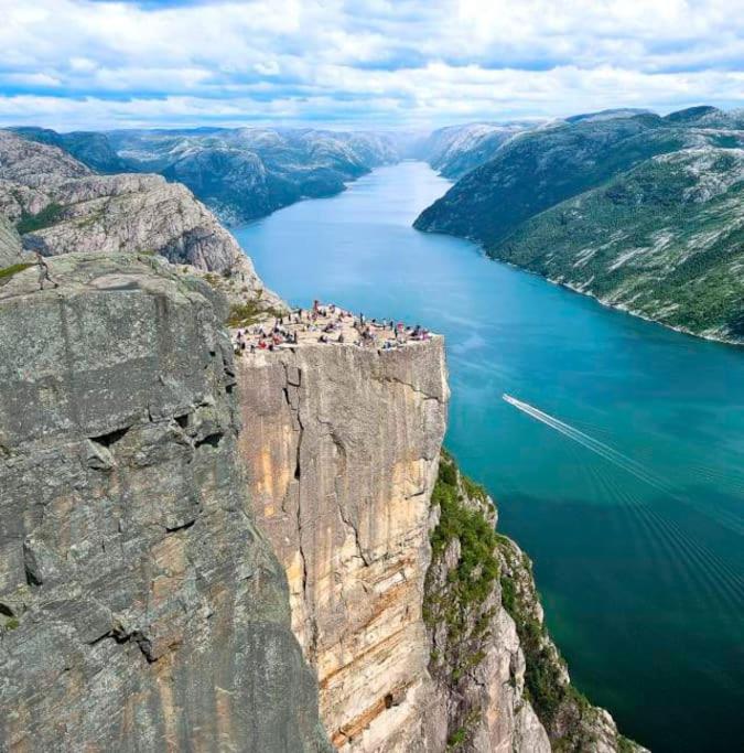 Handeland Lodge Near Trolltunga and Pulpit Rock Sleeps 18 with Sauna