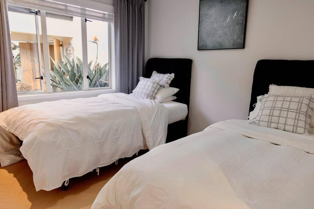 Modern Lifestyle Retreat With Stunning City View view 3