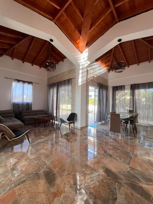 Queen Eyridiki Luxury Villa 2