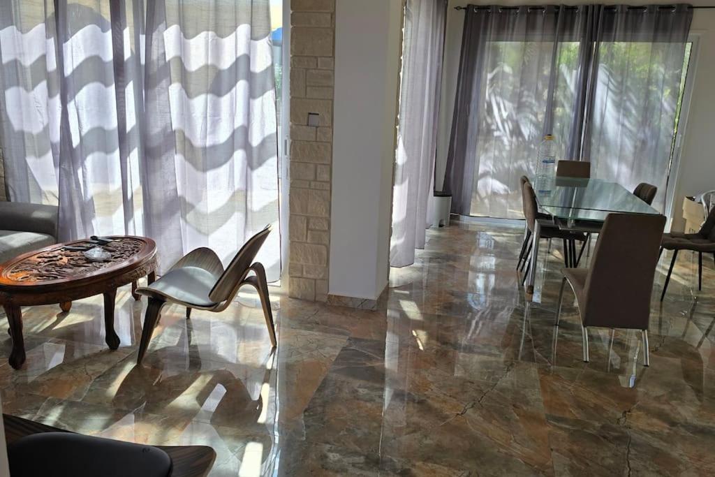 Queen Eyridiki Luxury Villa 2