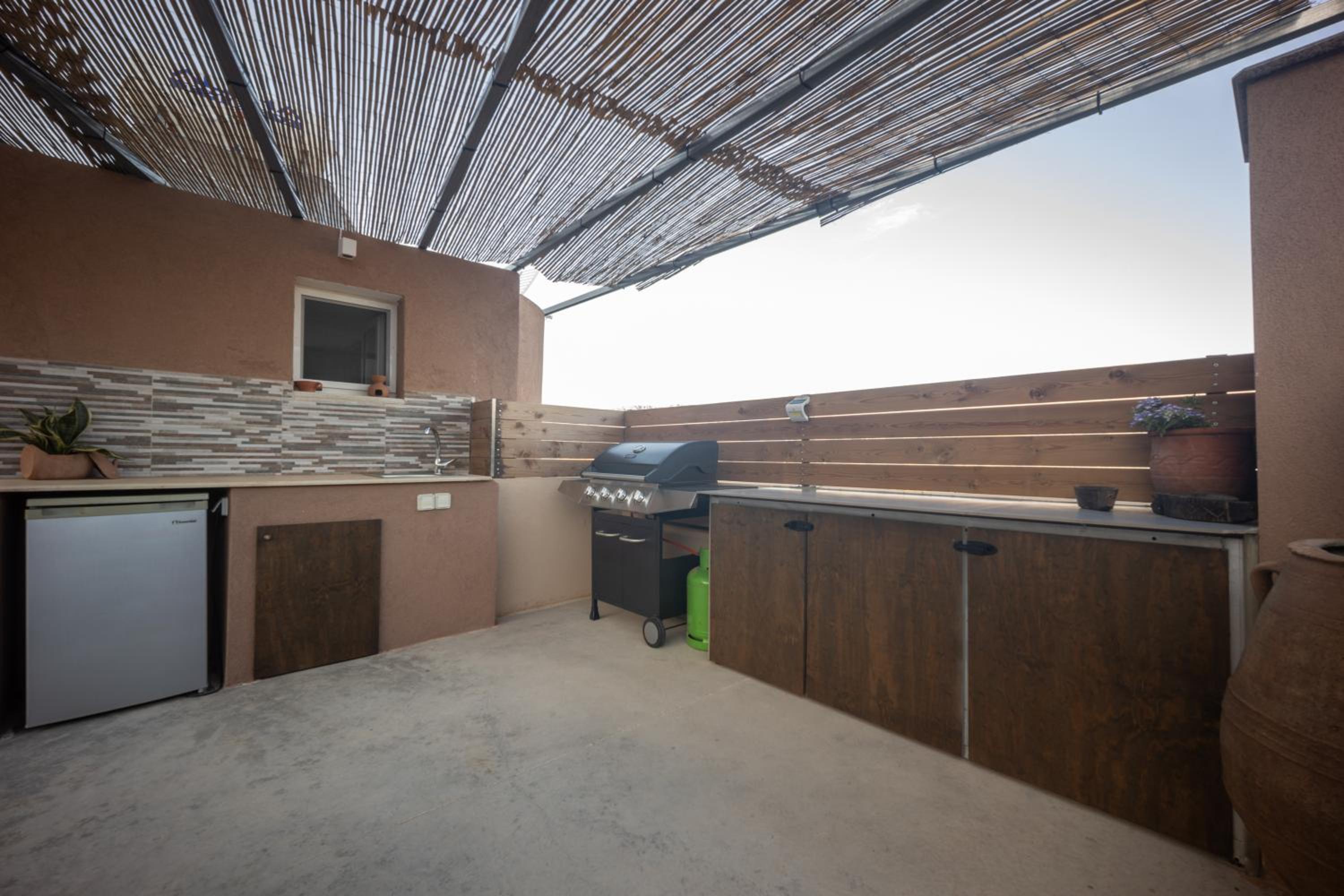 Luxury apartment with rooftop pool in Meronas view 5