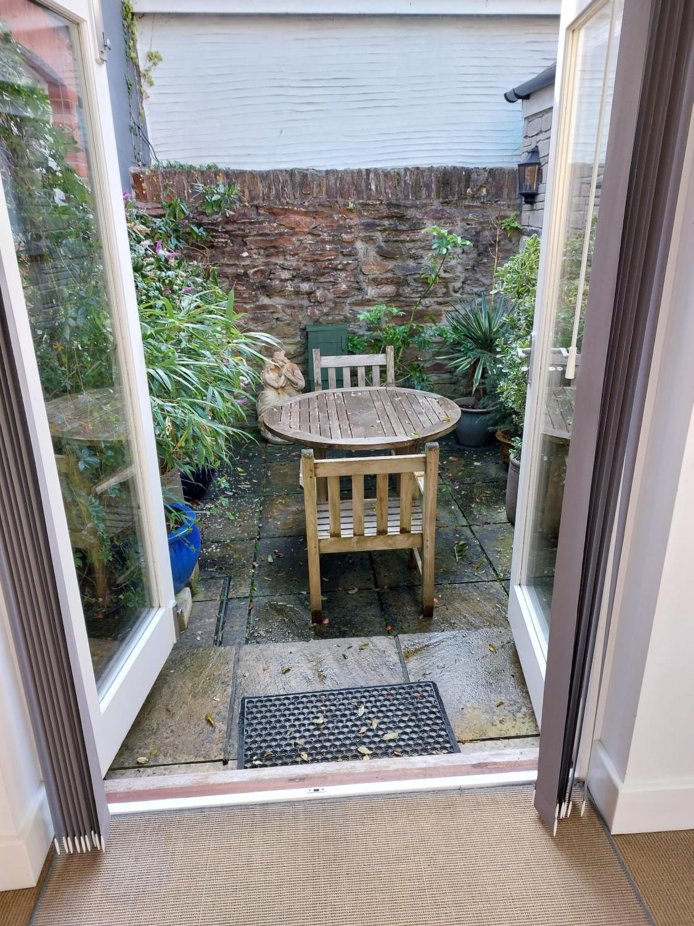 Tregarthen Cottage - tranquil self-contained room near Looe offering easy parking right outside with EV point