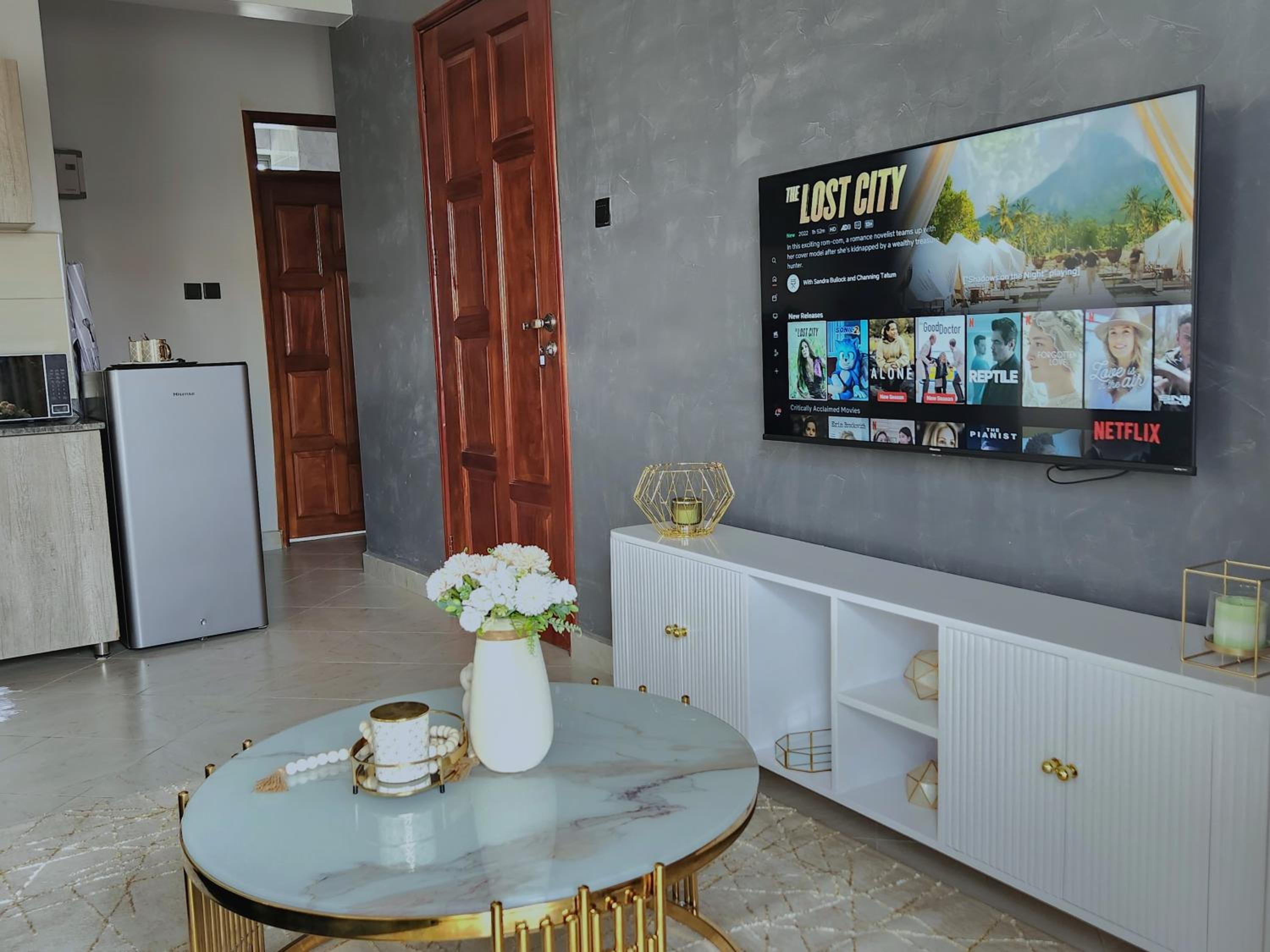 Emerald House - Modish- Great Views - Backup Power - Wifi - Smart TV view 3