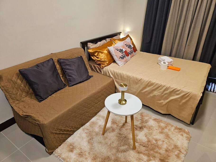 Warm and Cozy, Resort like Condo in LapuLapu 14th flr Near Airport view 2