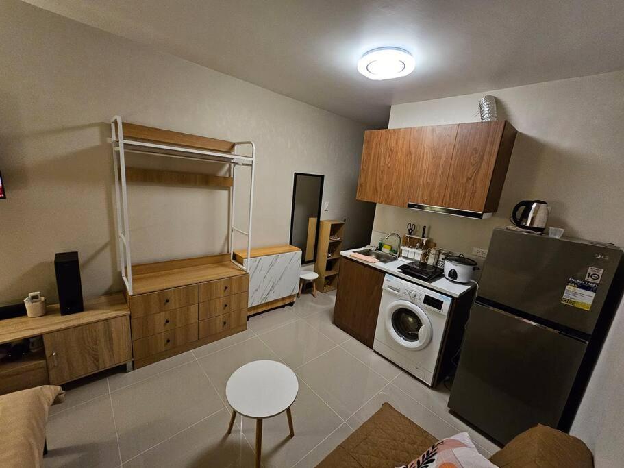 Warm and Cozy, Resort like Condo in LapuLapu 14th flr Near Airport view 4
