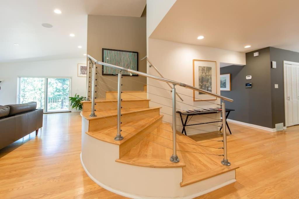 Spacious Modern City View Mountain Home view 5