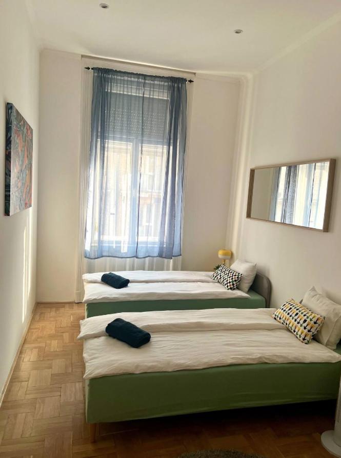 2BR Supercentral Apartment with Variable Beds by NW