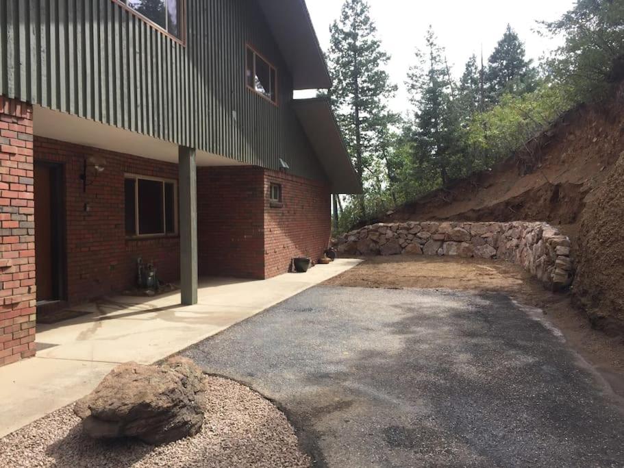 Spacious Modern City View Mountain Home view 4
