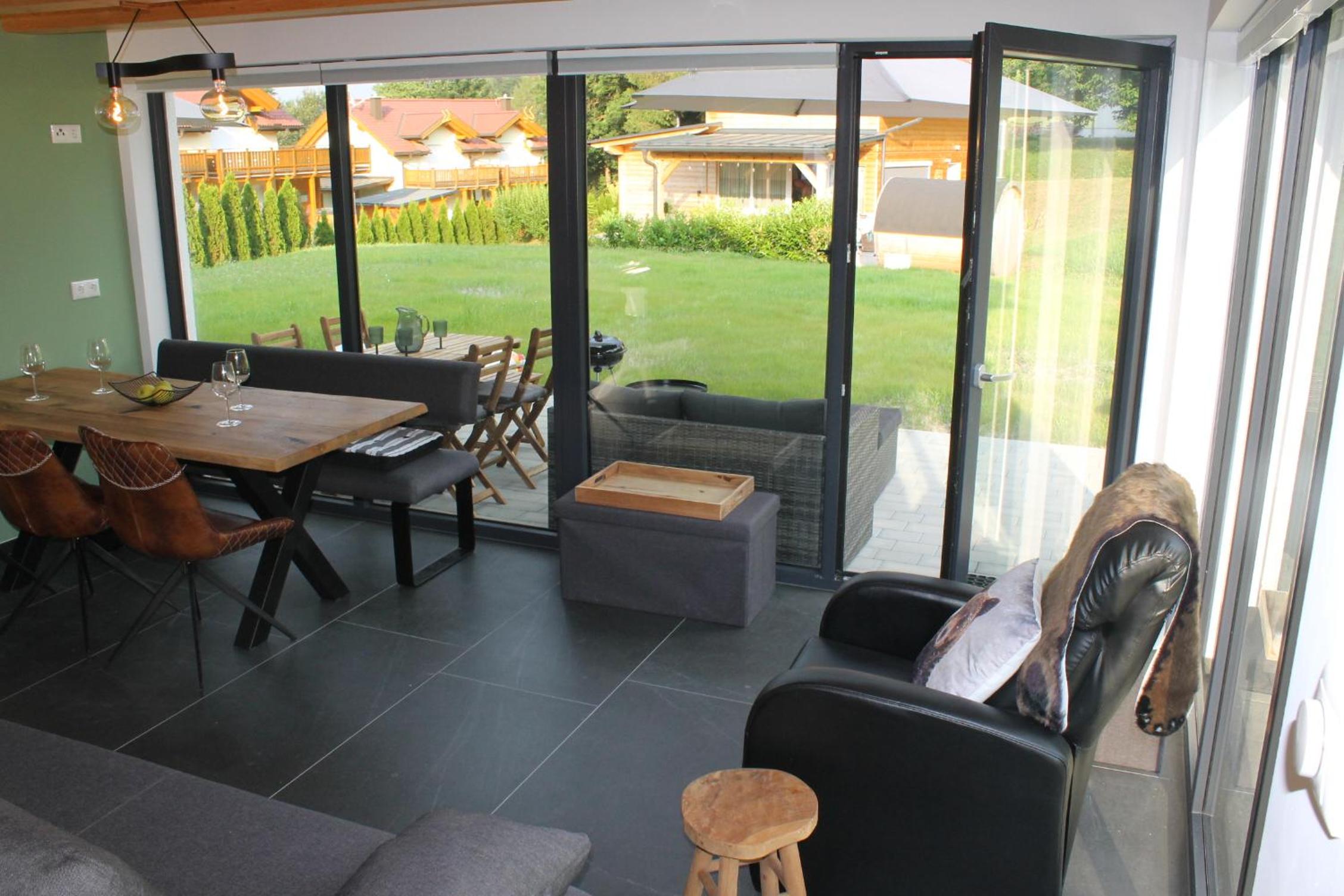 Huis 3landenpunt AT-SLO-IT bij de piste