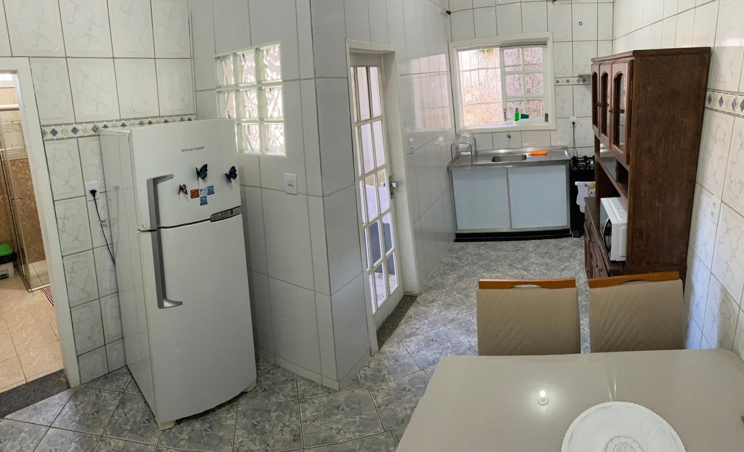 Casa arejada e iluminada, cozinha completa