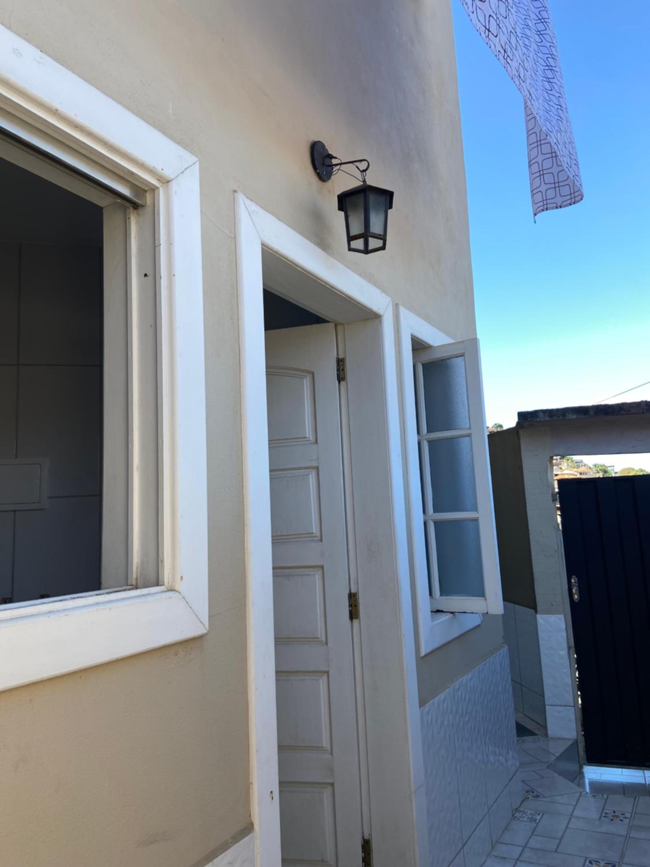 Casa arejada e iluminada, cozinha completa