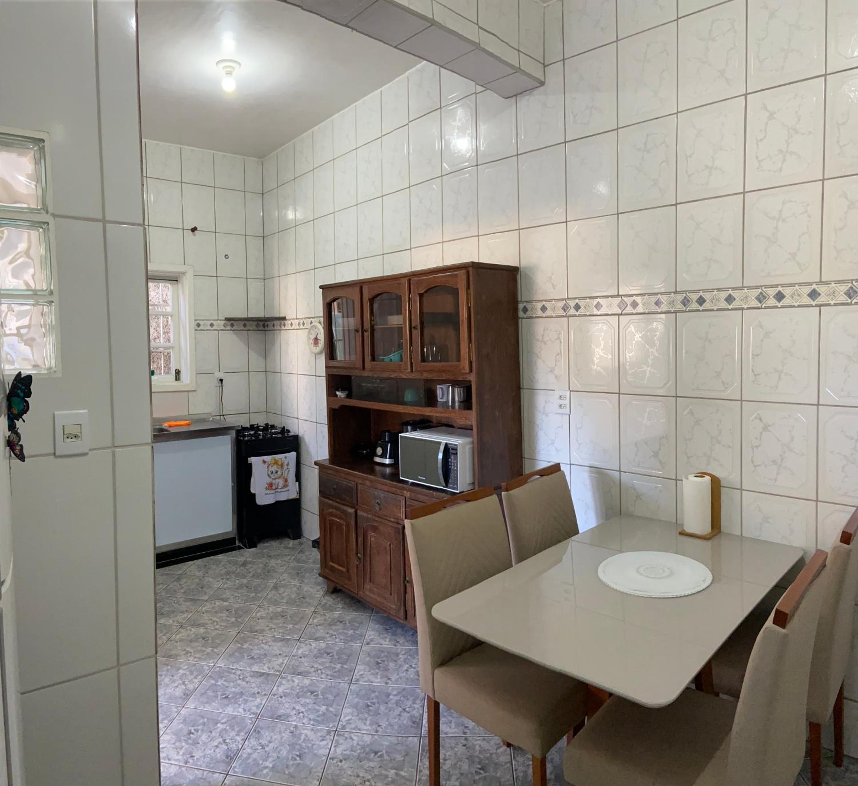 Casa arejada e iluminada, cozinha completa