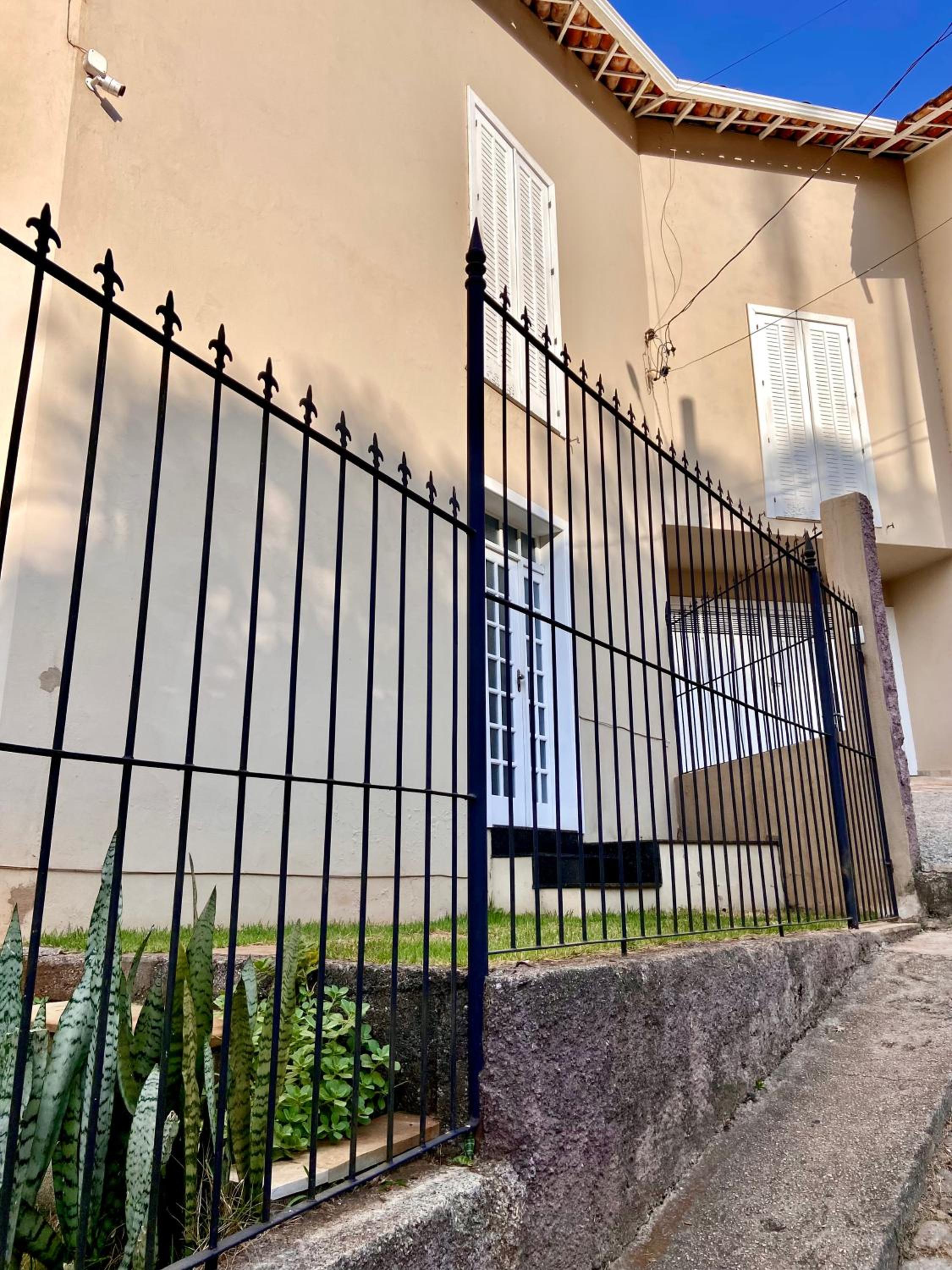 Casa arejada e iluminada, cozinha completa