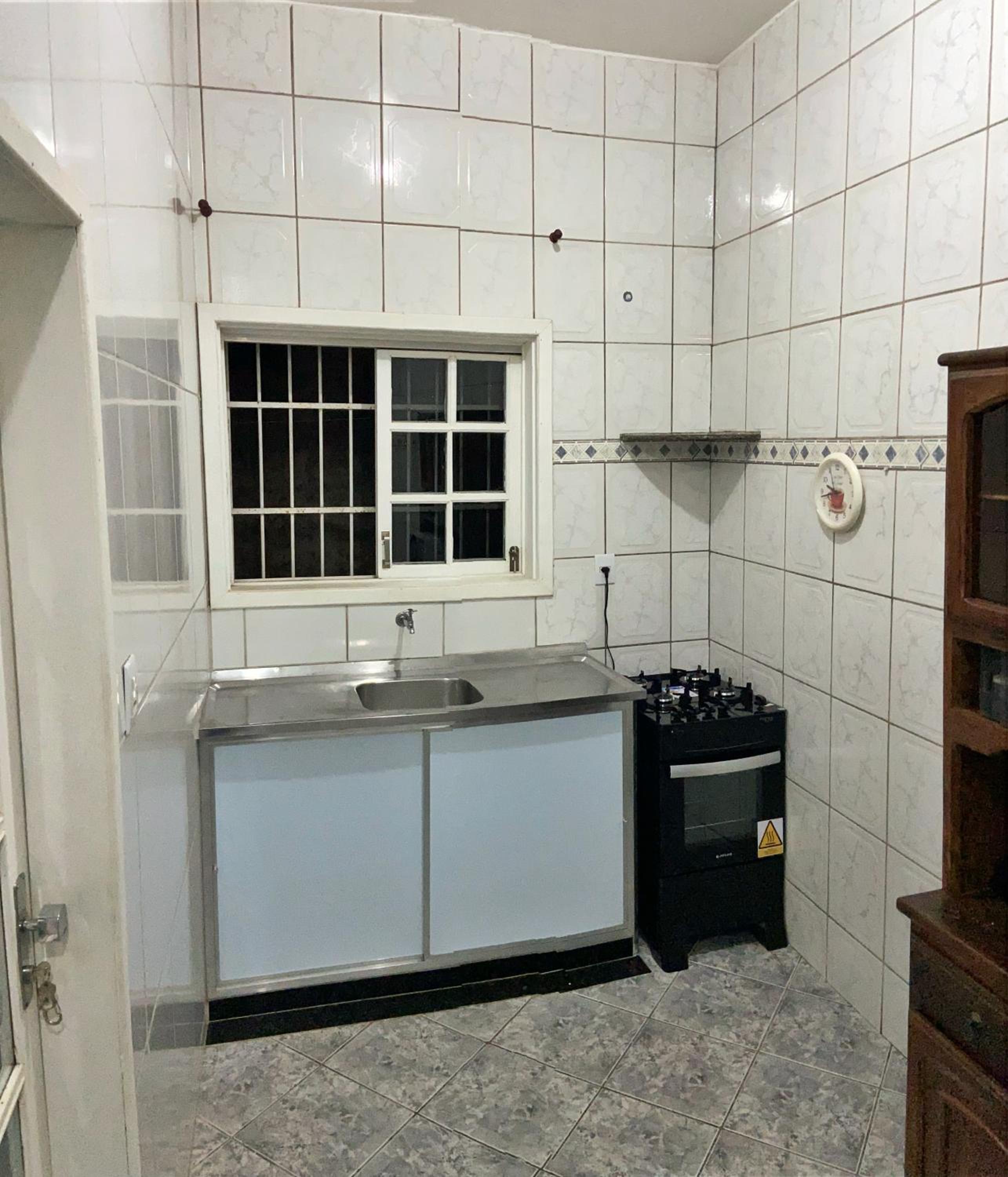 Casa arejada e iluminada, cozinha completa