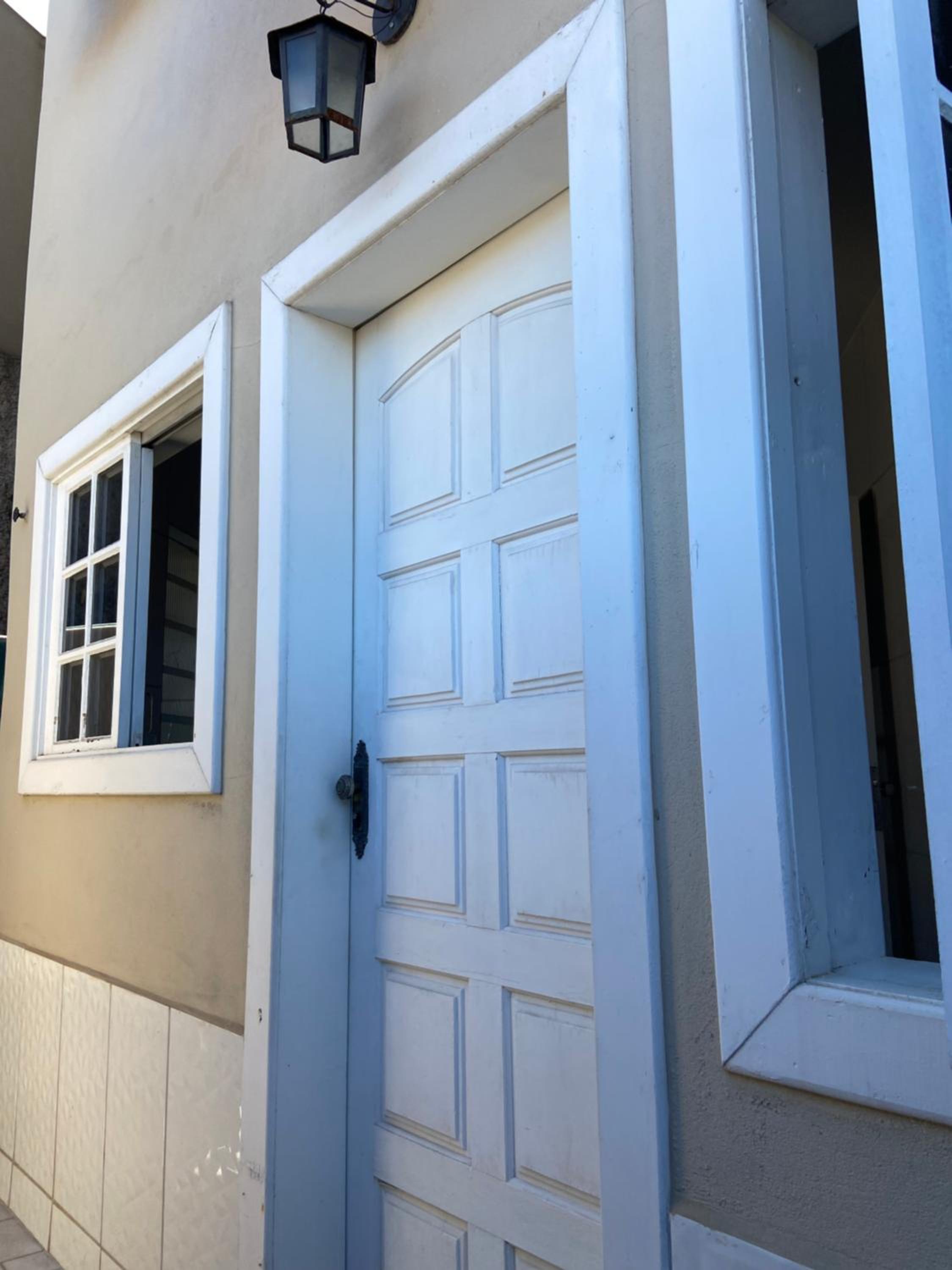 Casa arejada e iluminada, cozinha completa