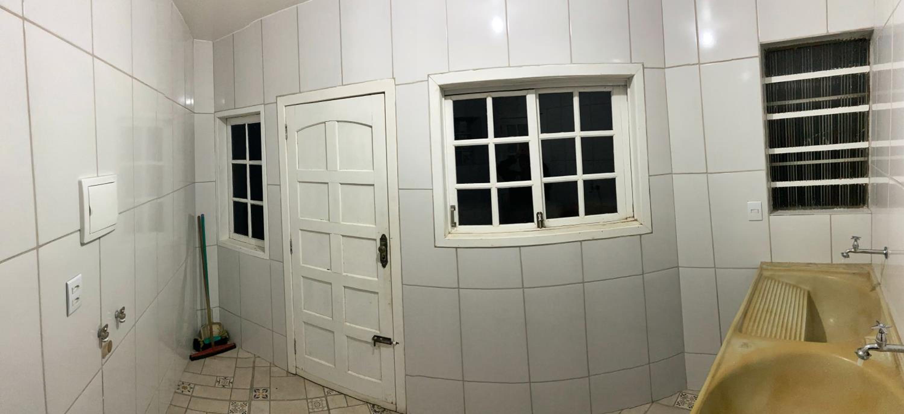 Casa arejada e iluminada, cozinha completa