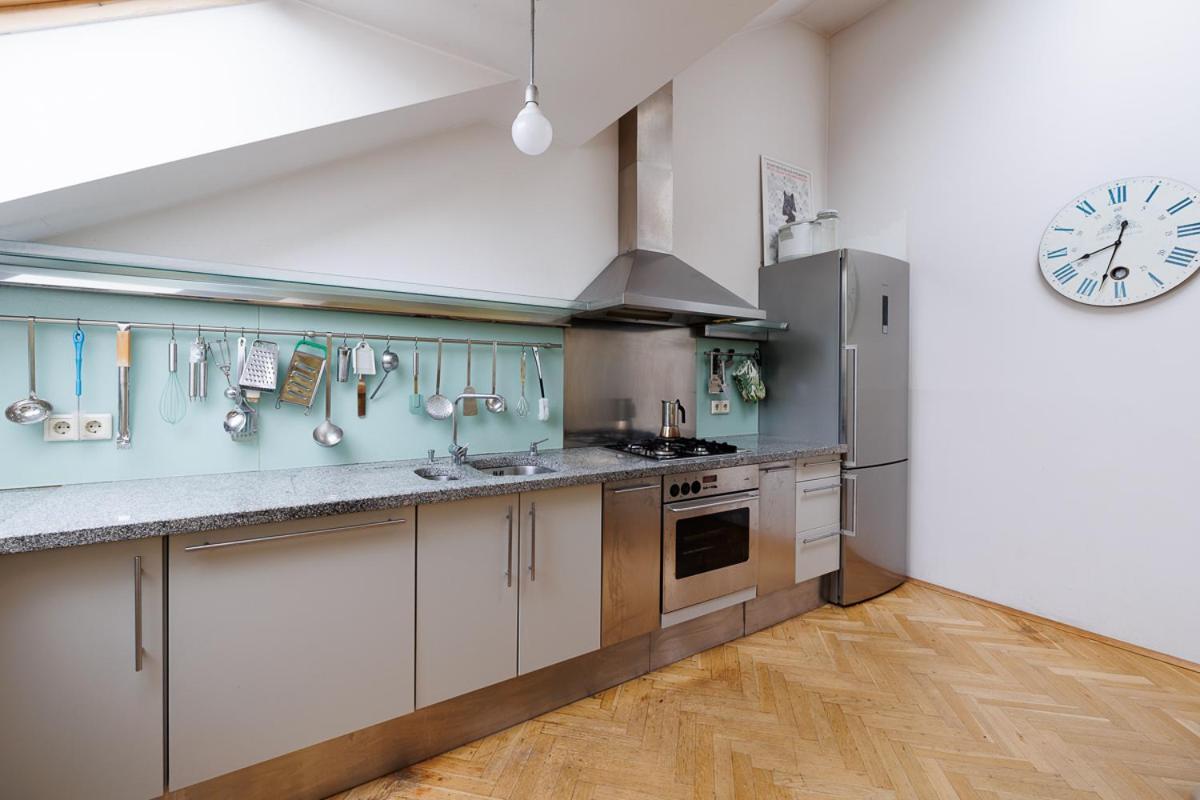 Luxury Loft Retreat by JR City Apartments