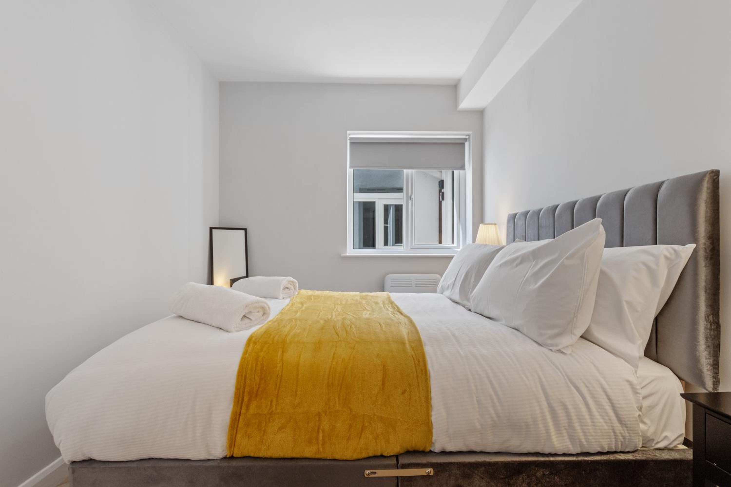 Modern Apartment Free Off Road Parking 2x Double Rooms Suite 11 view 4