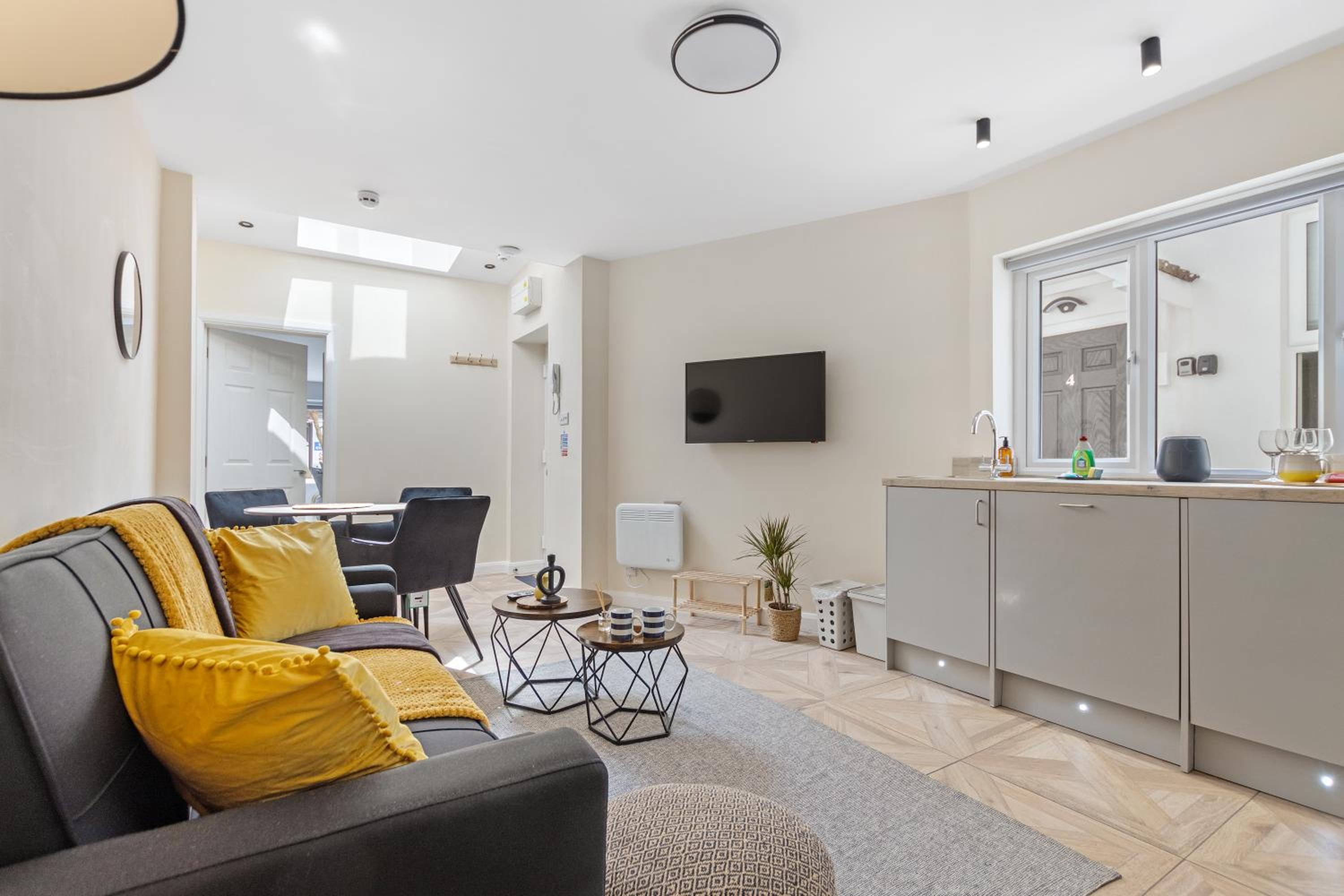 Modern Apartment Free Off Road Parking 2x Double Rooms Suite 11 view 5