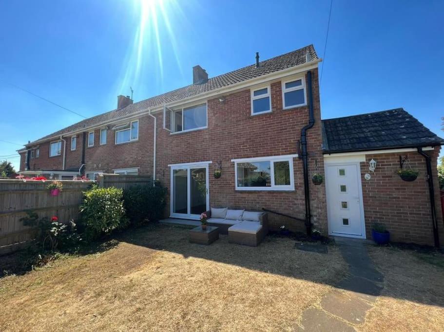 Charming House in Abingdon currently being refurbished and furnished to highest standards--available for long and short term stays from 16th September 2024 view 3