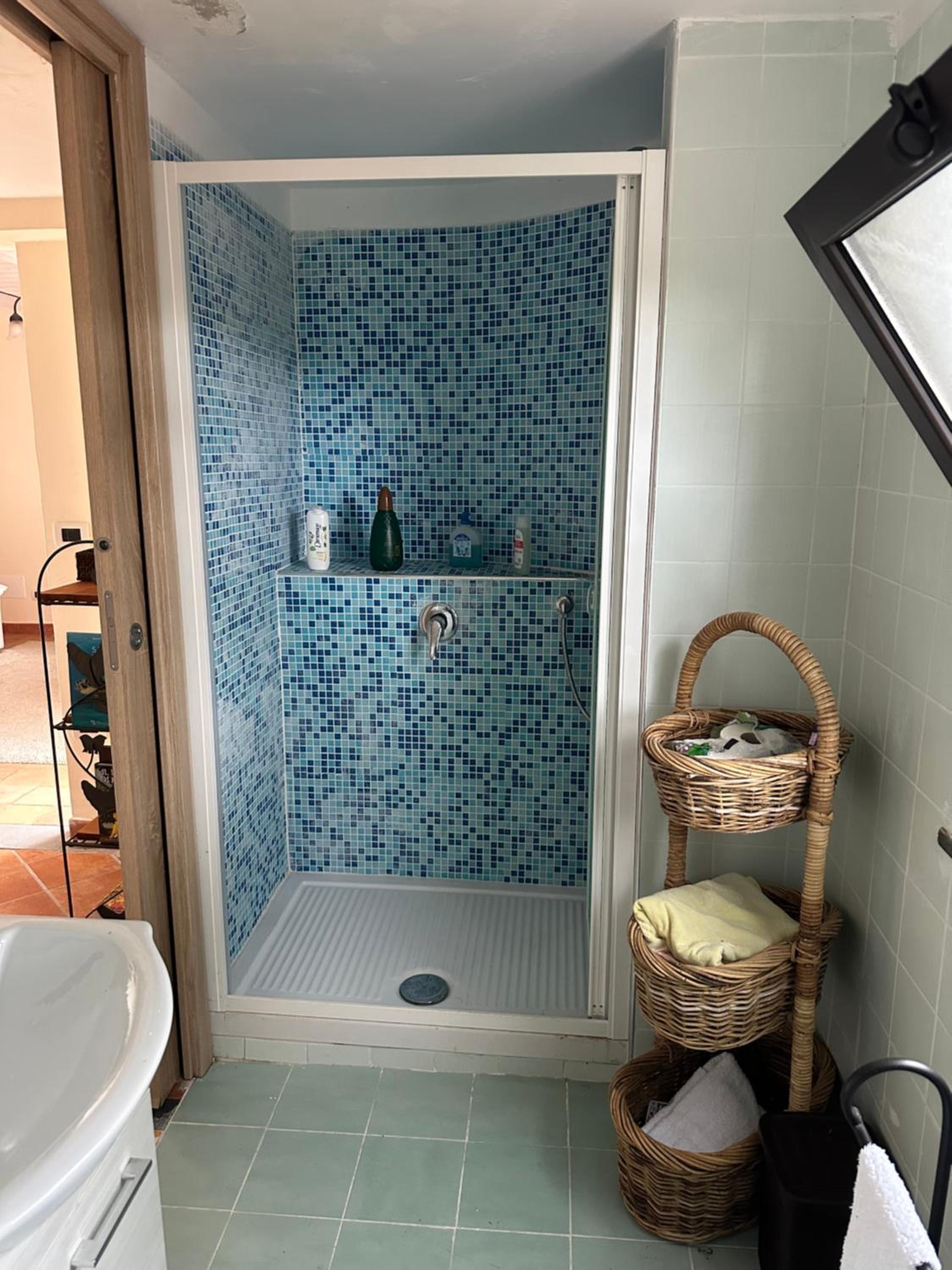 Camera con bagno in villa e piscina in comune view 5