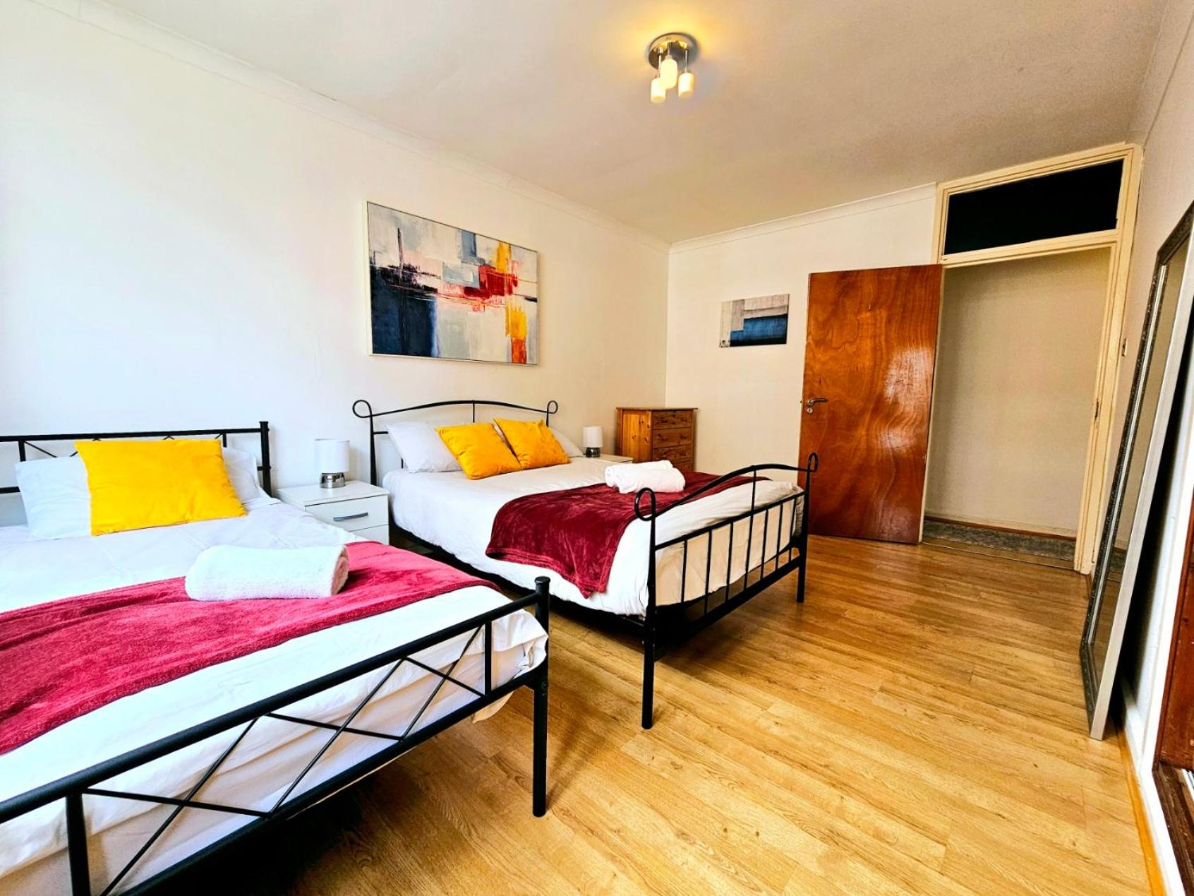 Bright & Spacious Home in Building with Lift, right next to Bayswater Station - Walk to Kensington Palace, Hyde Park, Little Venice & Notting Hill