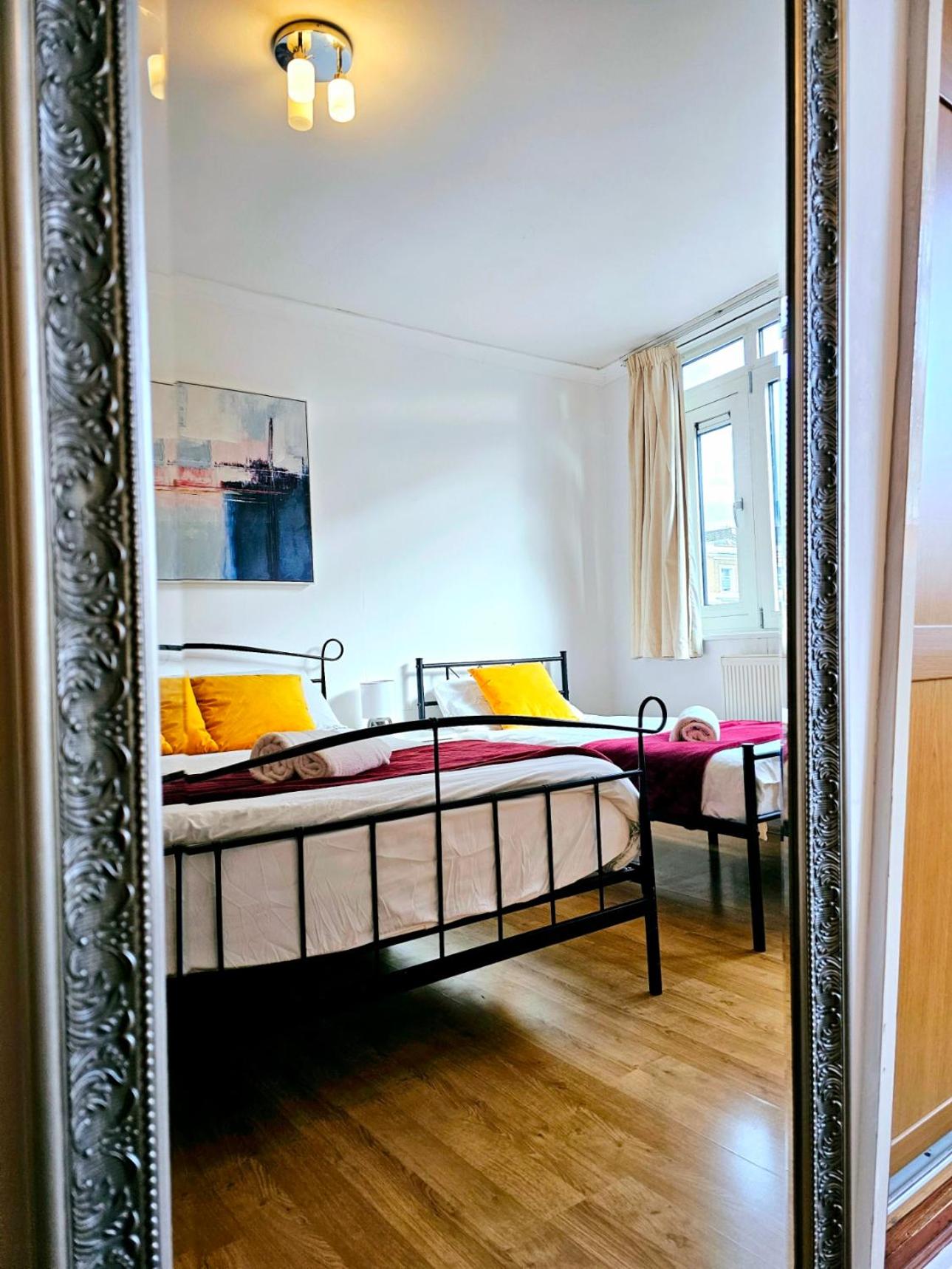 Bright & Spacious Home in Building with Lift, right next to Bayswater Station - Walk to Kensington Palace, Hyde Park, Little Venice & Notting Hill