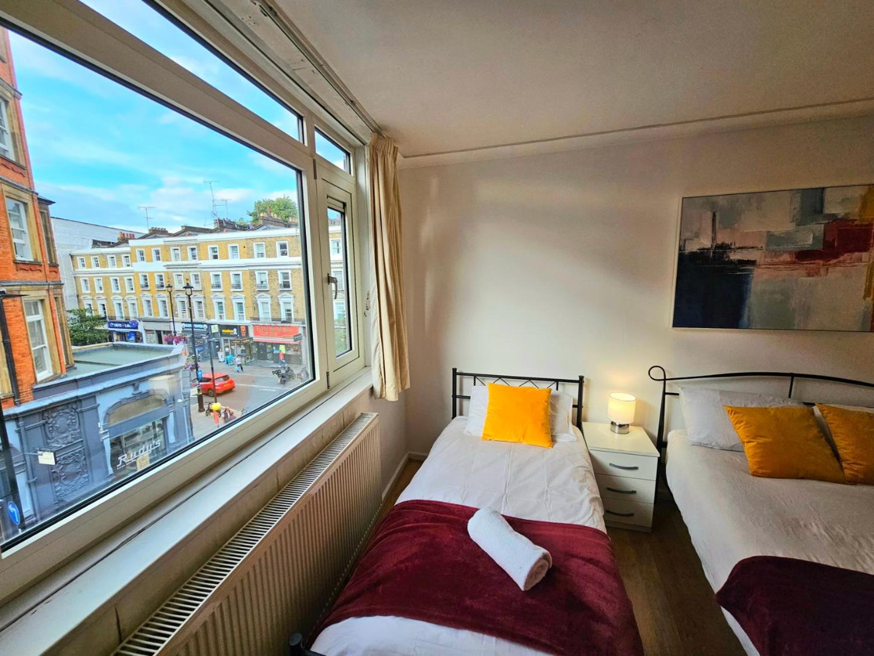Bright & Spacious Home in Building with Lift, right next to Bayswater Station - Walk to Kensington Palace, Hyde Park, Little Venice & Notting Hill