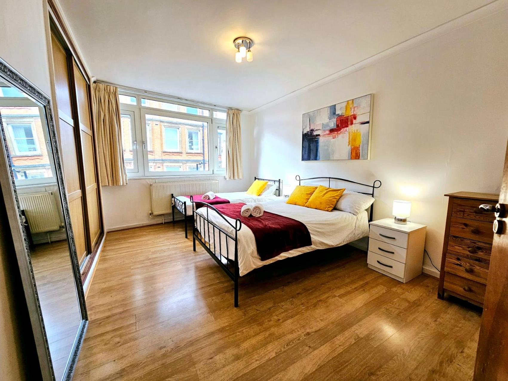 Bright & Spacious Home in Building with Lift, right next to Bayswater Station - Walk to Kensington Palace, Hyde Park, Little Venice & Notting Hill