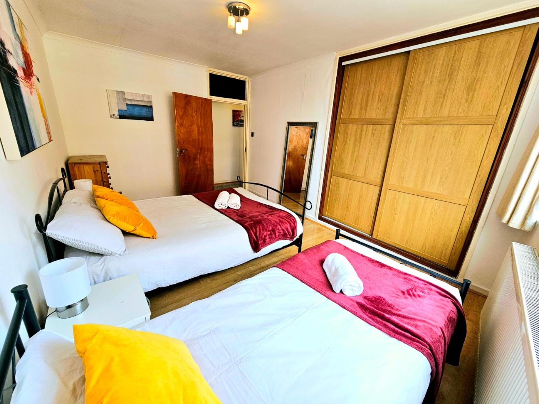 Bright & Spacious Home in Building with Lift, right next to Bayswater Station - Walk to Kensington Palace, Hyde Park, Little Venice & Notting Hill