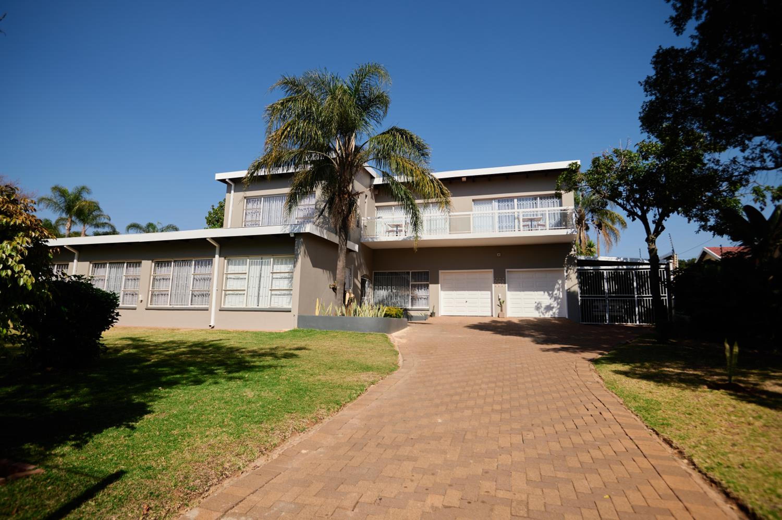 Hotel Sunny villa with pool and garden - Image 1