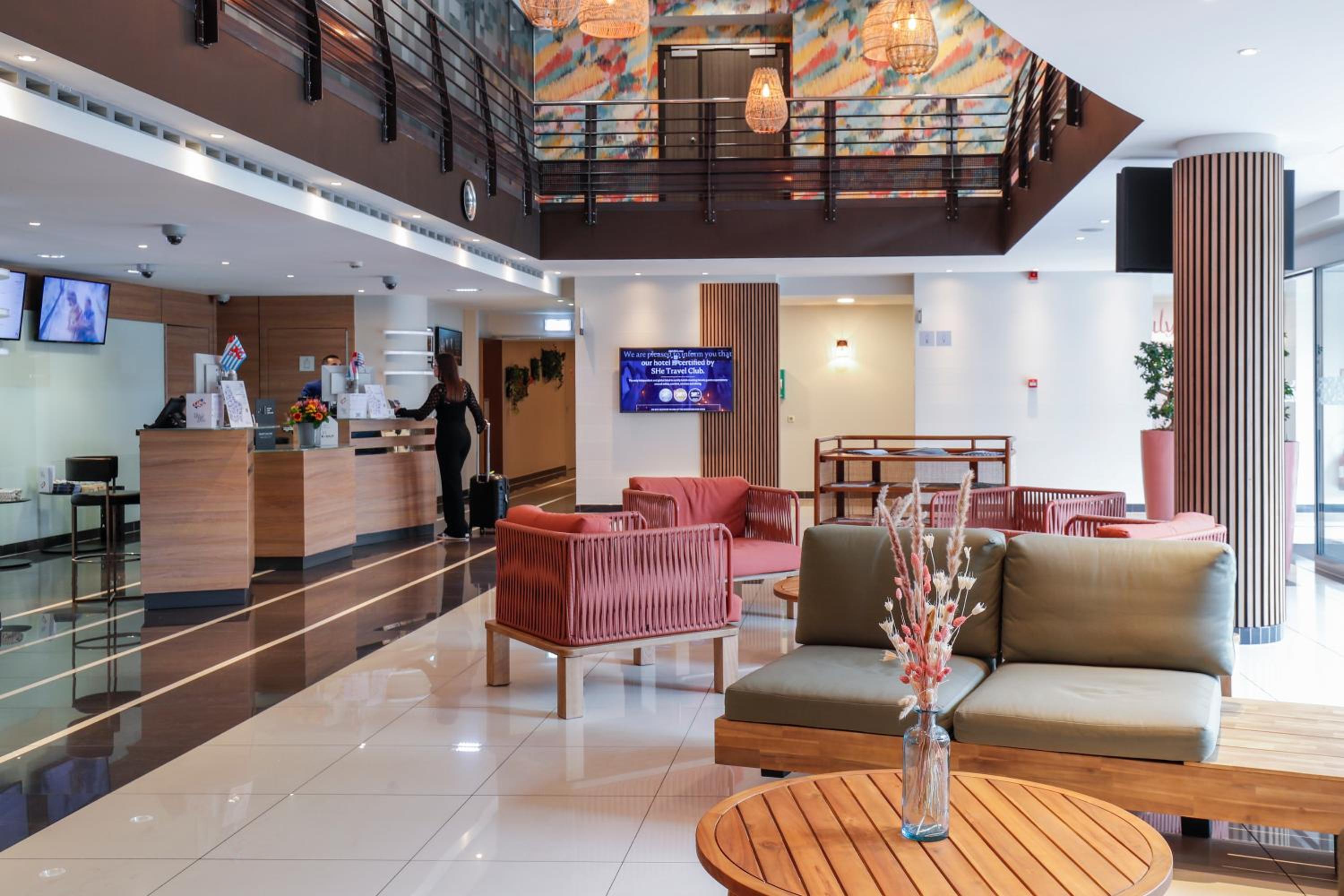 Reception & Lobby