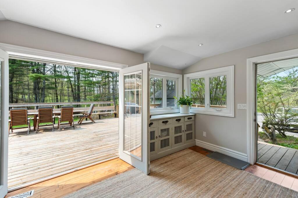 Marmora Retreat - Unique Waterfront Farmhouse
