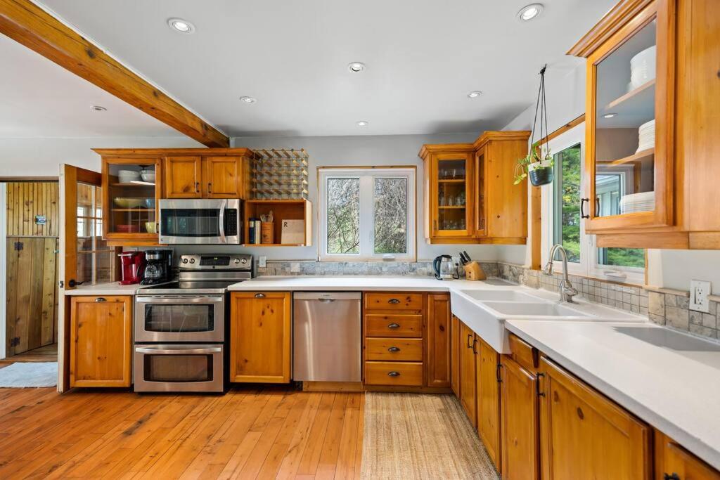 Marmora Retreat - Unique Waterfront Farmhouse