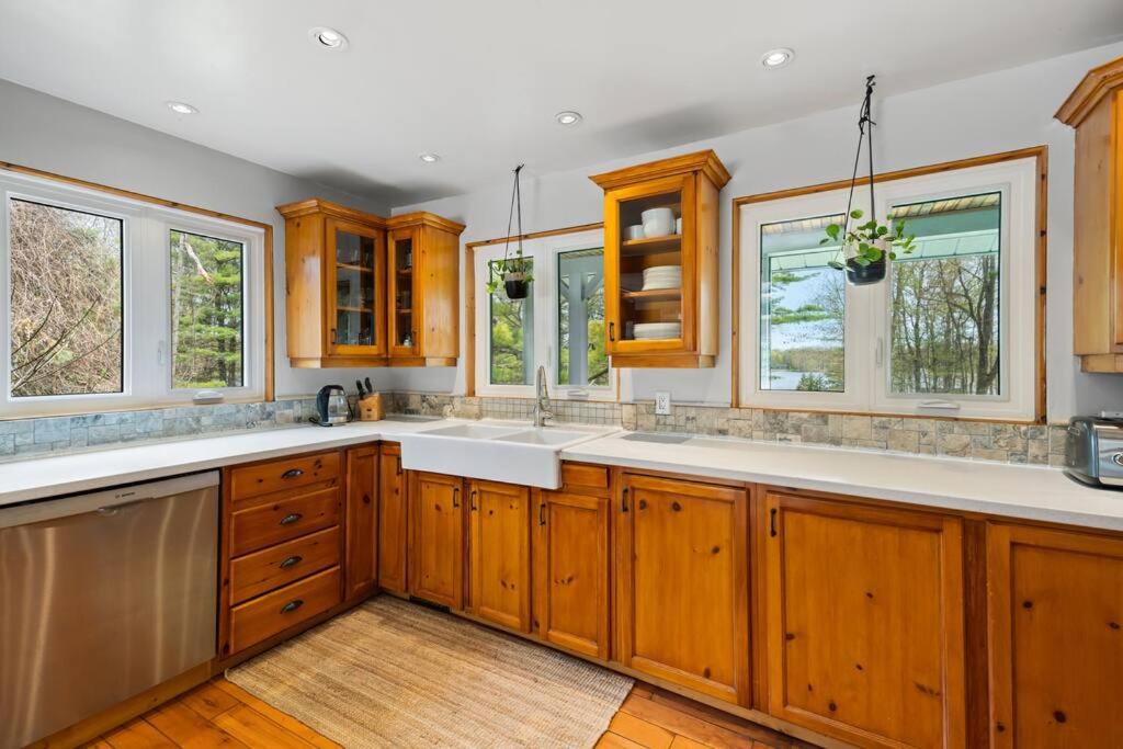 Marmora Retreat - Unique Waterfront Farmhouse
