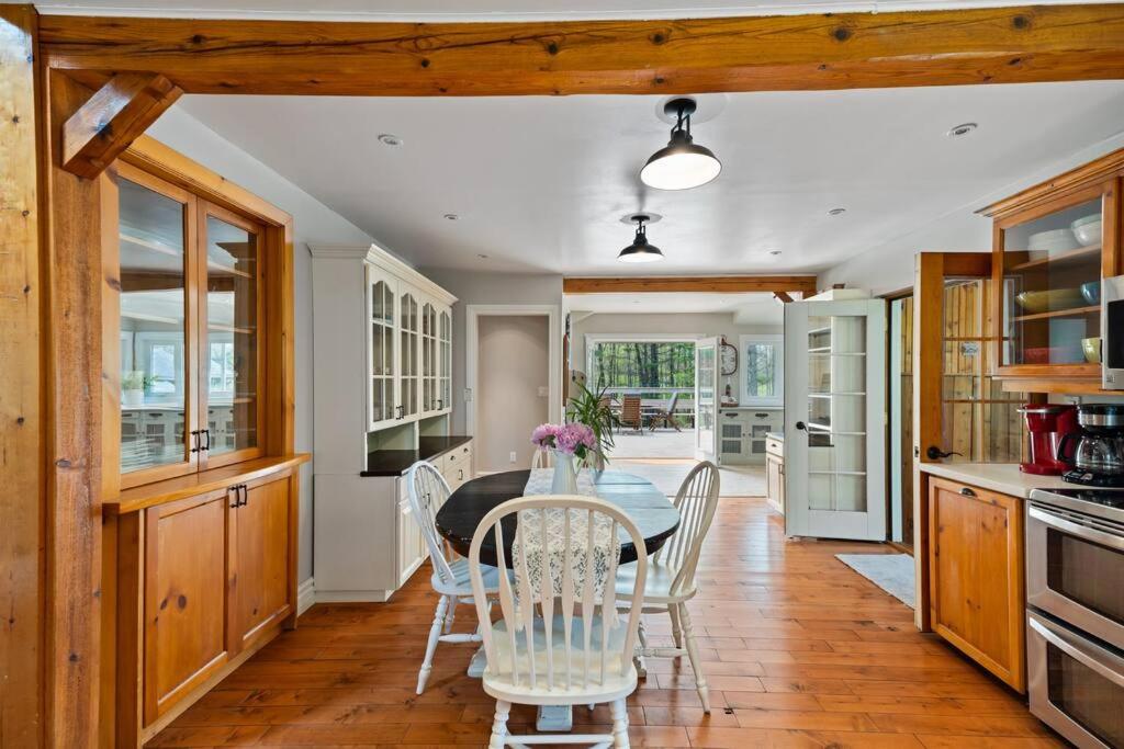 Marmora Retreat - Unique Waterfront Farmhouse
