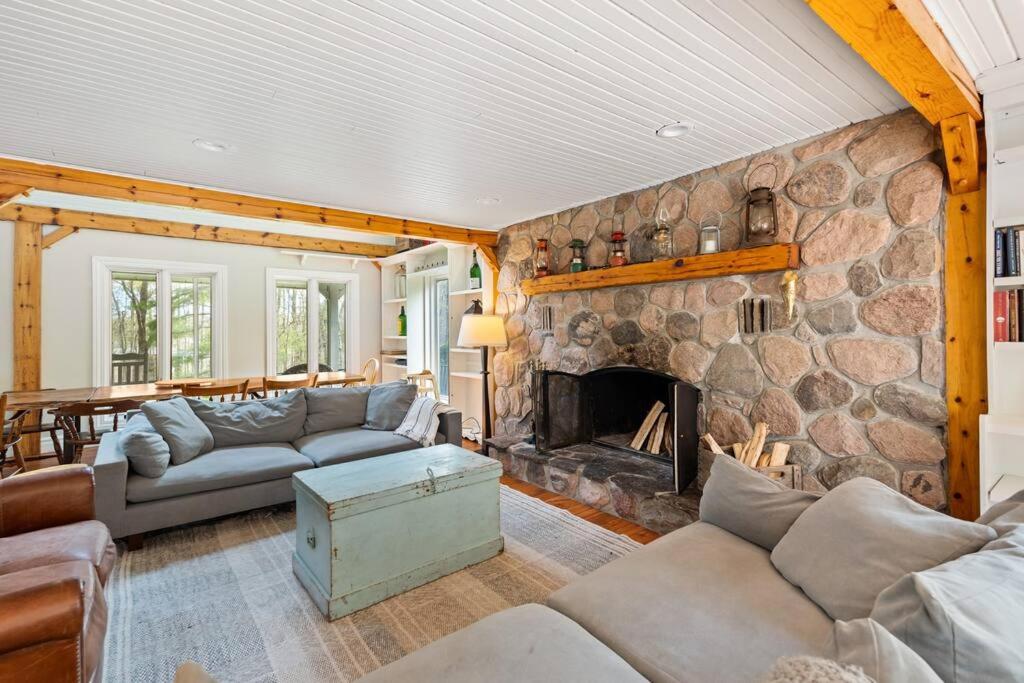 Marmora Retreat - Unique Waterfront Farmhouse