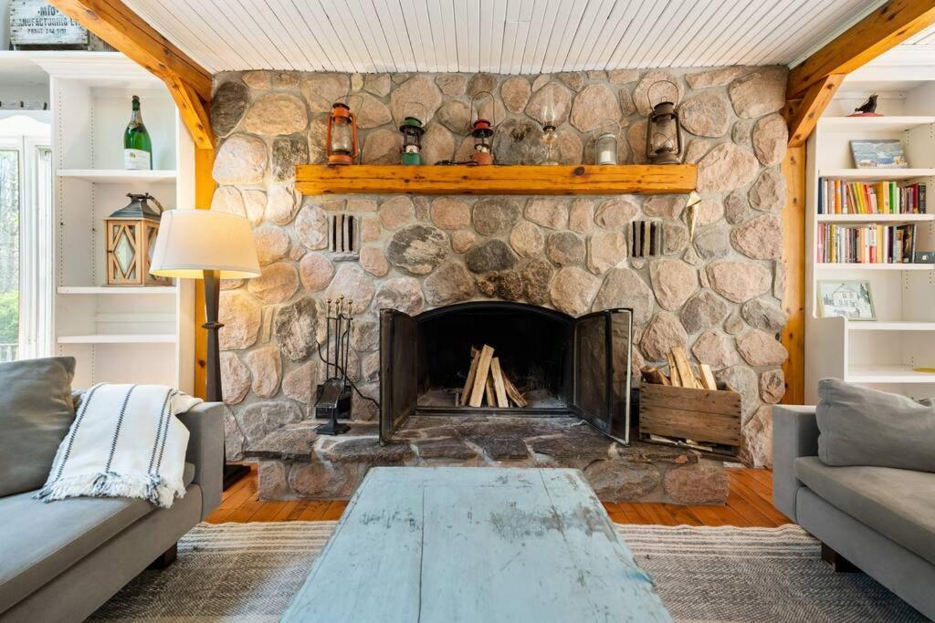 Marmora Retreat - Unique Waterfront Farmhouse