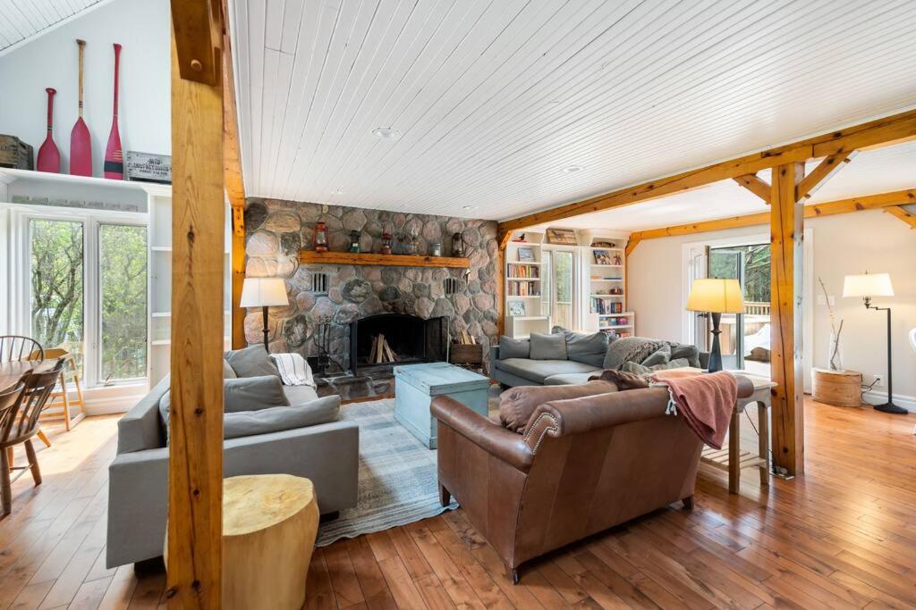 Marmora Retreat - Unique Waterfront Farmhouse