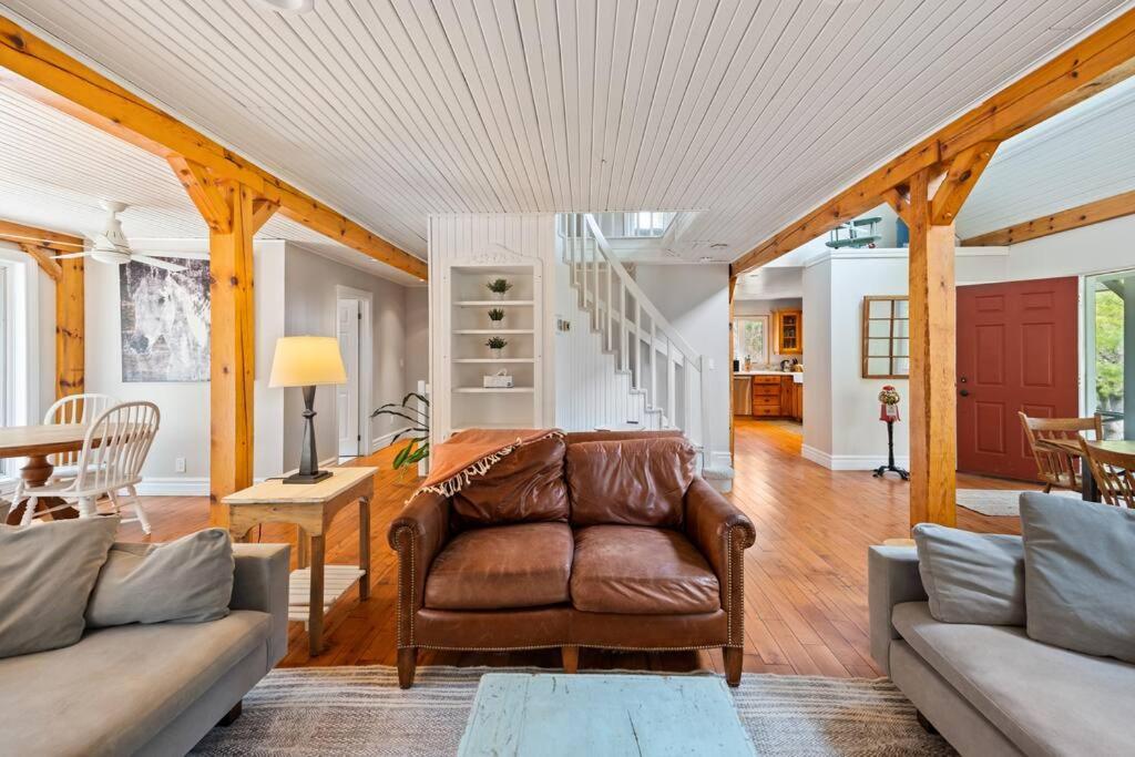 Marmora Retreat - Unique Waterfront Farmhouse