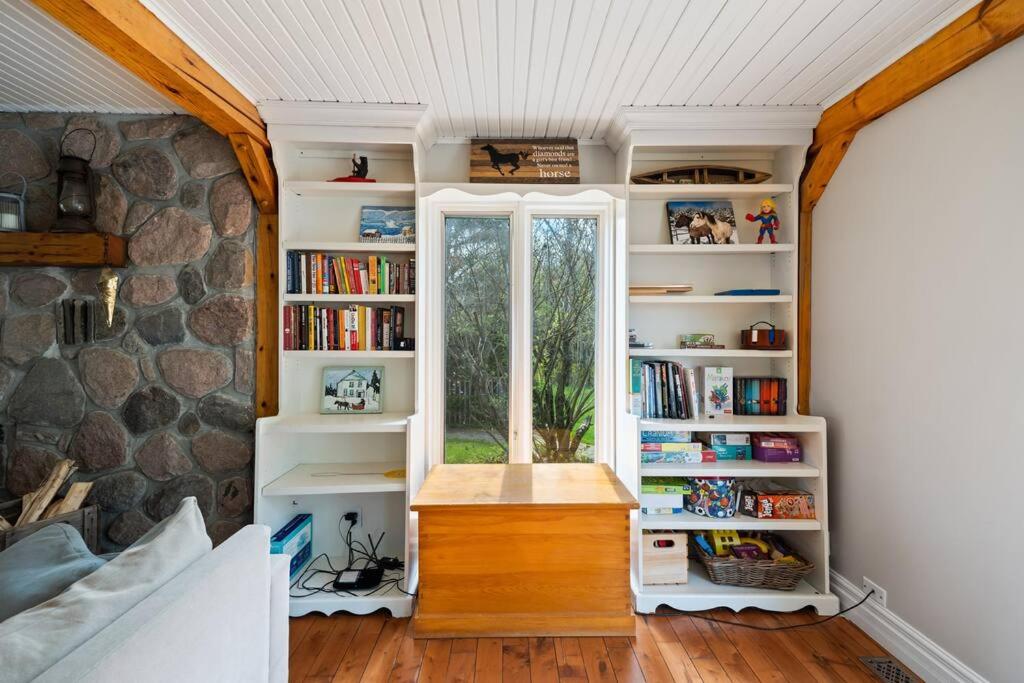 Marmora Retreat - Unique Waterfront Farmhouse