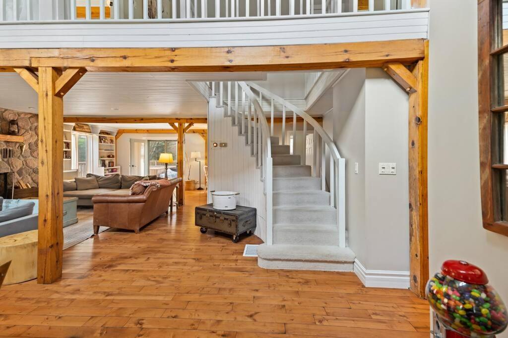 Marmora Retreat - Unique Waterfront Farmhouse