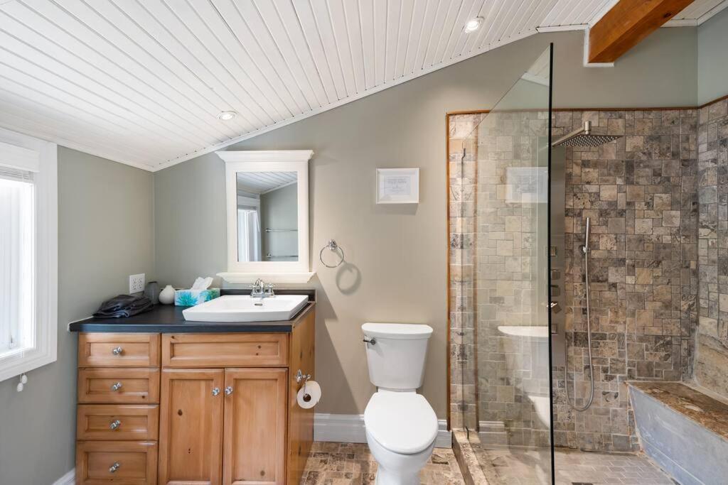 Marmora Retreat - Unique Waterfront Farmhouse