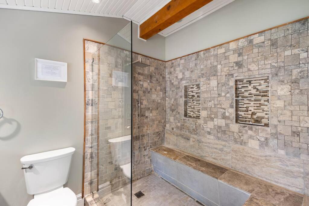 Marmora Retreat - Unique Waterfront Farmhouse