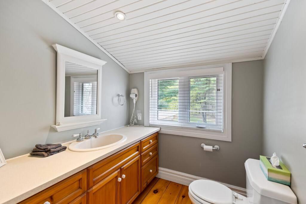 Marmora Retreat - Unique Waterfront Farmhouse