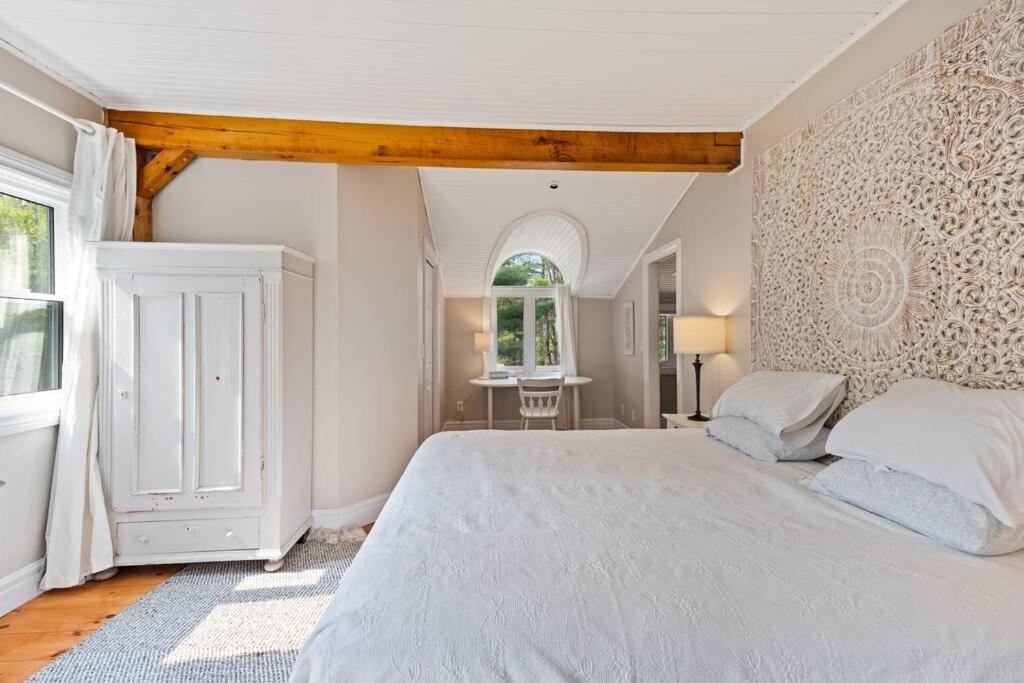 Marmora Retreat - Unique Waterfront Farmhouse