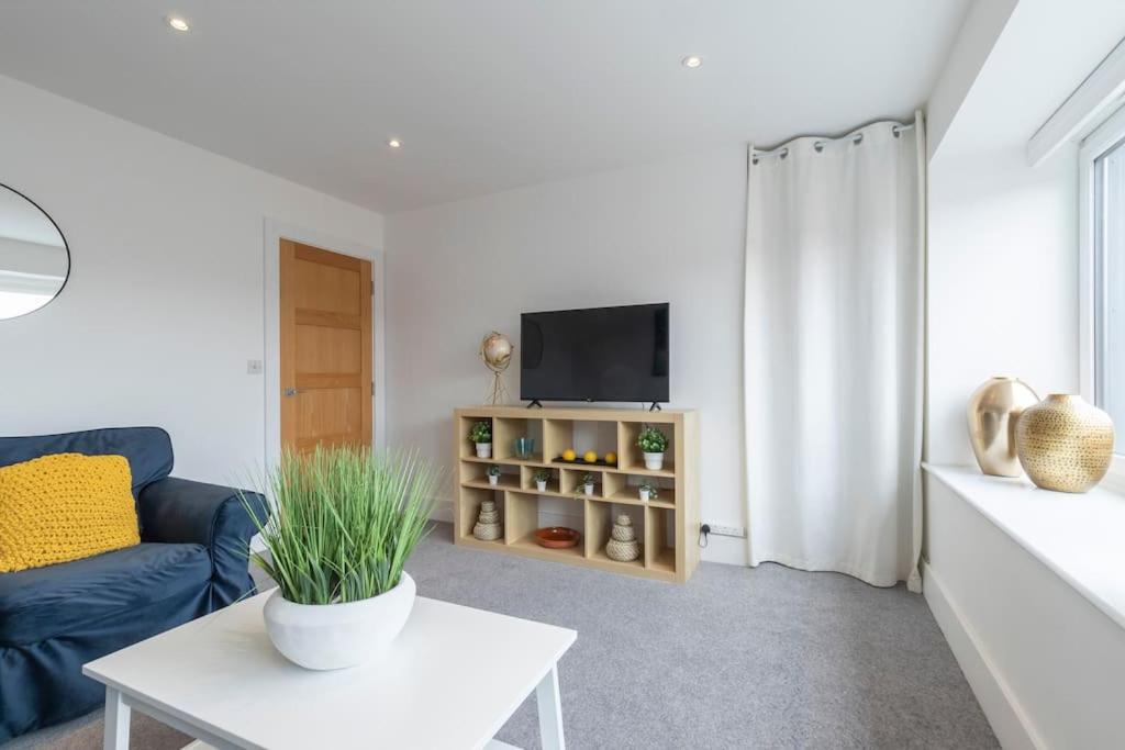5 bed - Quiet Twin Homes: 5 Beds, 3 Baths & Parking For 3 view 2