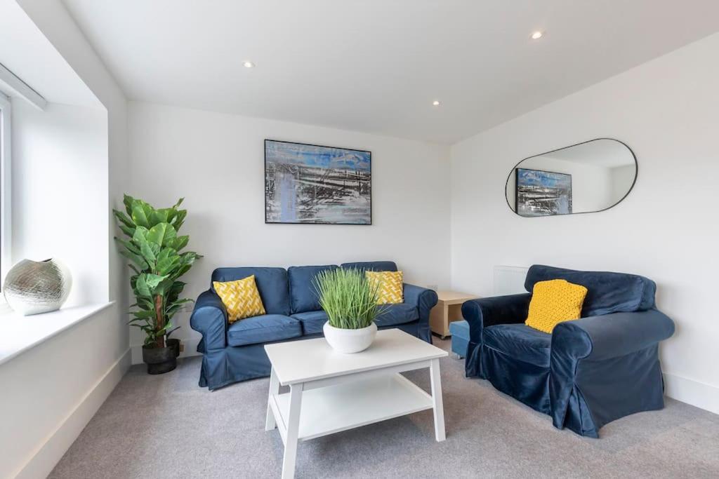 5 bed - Quiet Twin Homes: 5 Beds, 3 Baths & Parking For 3 view 3