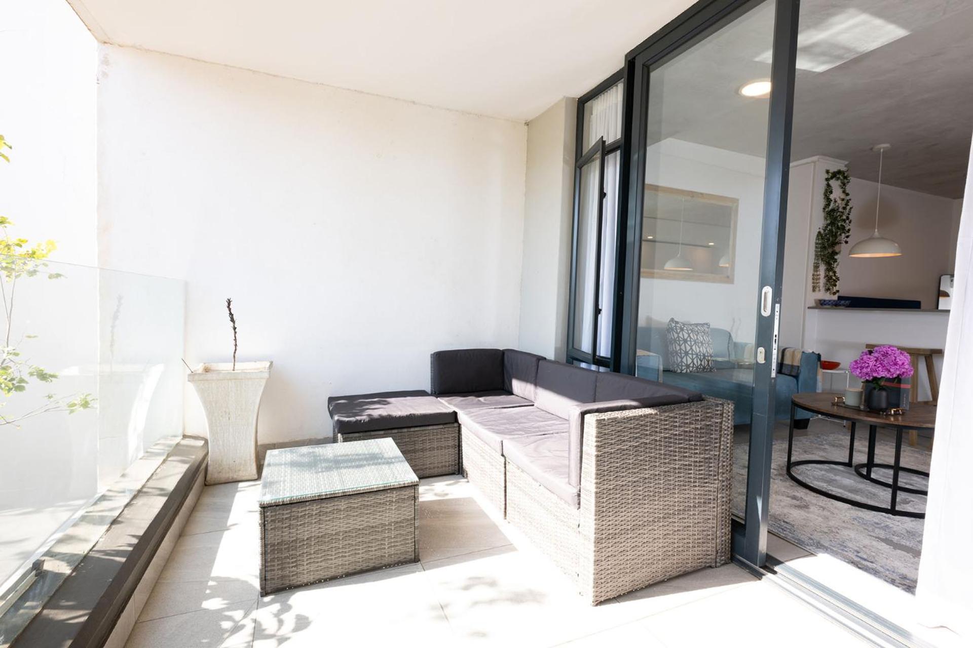 Hugos Seaside Haven E210