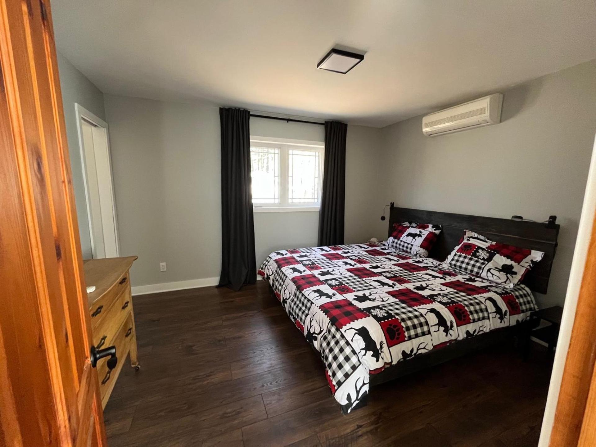 3bdrs Lakefront Chalet Peaceful Retreat